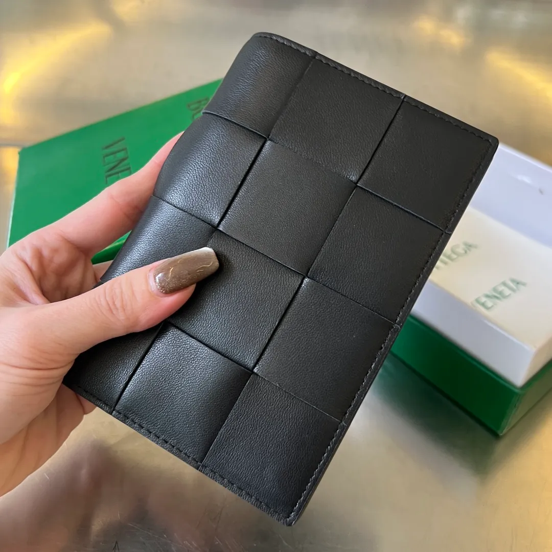 Batch 960 B’s new cassette passport holder [let me see].  777046 The classic woven element is the symbol of bv. It is composed of sheepskin and lining cowhide. It is soft and moderate. The texture is durable and durable. In addition to your passport, you can also put your cards, documents and a small amount of cash. It is small and exquisite. Super suitable for travel. Weaving is the eternal classic of this brand. Size: 13.6x10.5,